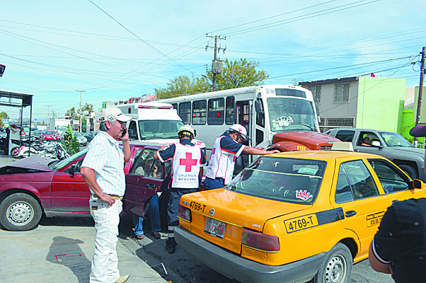 $!Cumbiero ocasiona carambola en Centro de Saltillo