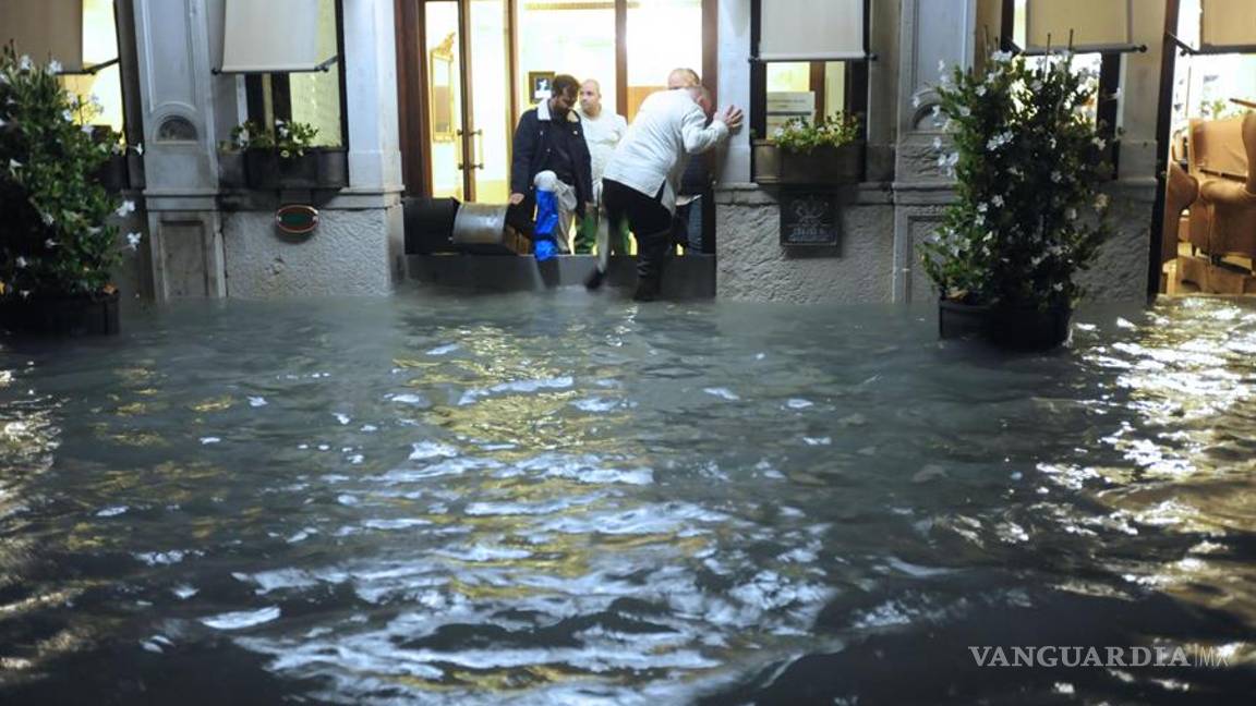 $!Venecia se ahoga, sufre peor inundación desde 1966