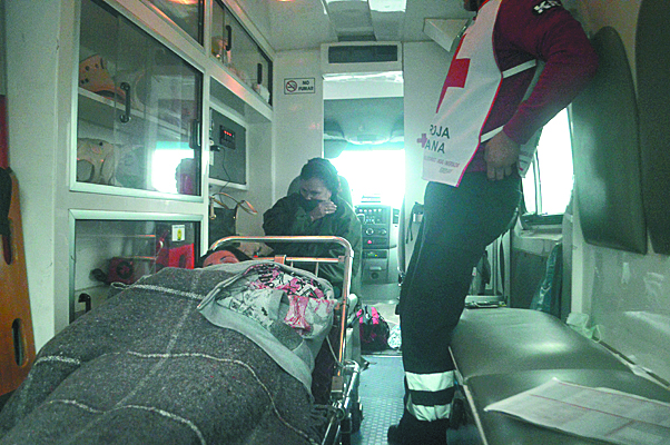 $!Rescata a familia en carretera Saltillo-Monterrey héroe del Año Nuevo