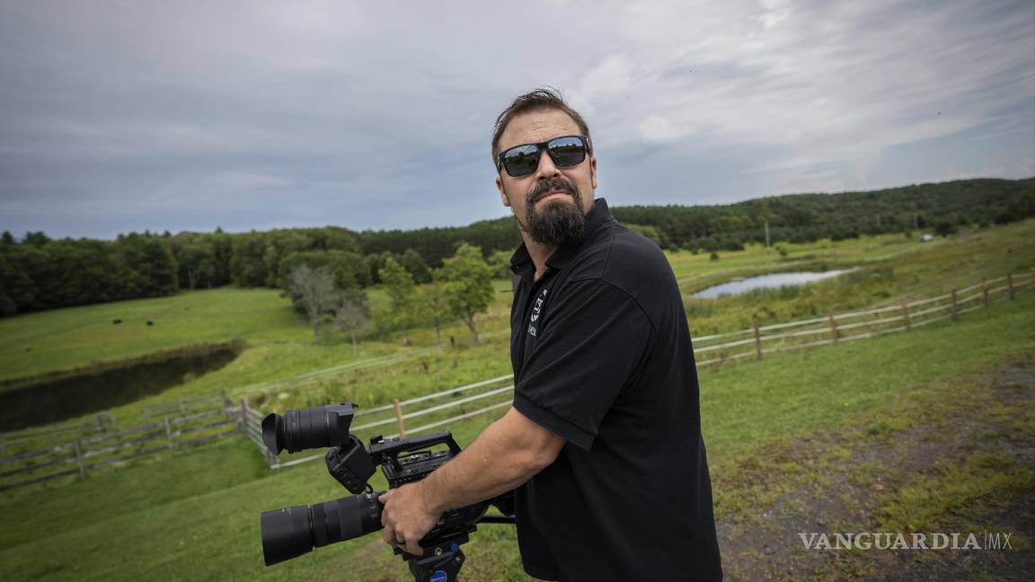 $!Korey Rowe carga una cámara de video cerca de su casa en Oneonta, Nueva York, el jueves 12 de agosto de 2021. AP/Robert Bumsted