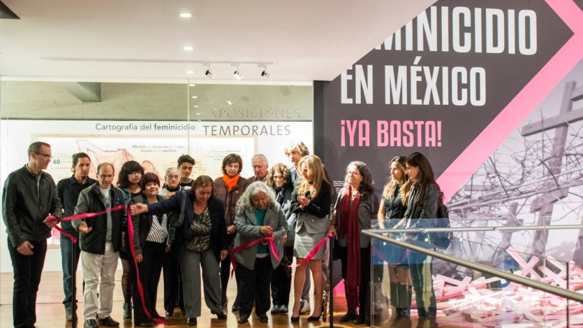 Cruces pintadas y fotos, una exposición contra el feminicidio en México