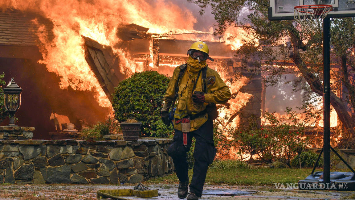 Saldo de incendios en California es de 400 casas desalojadas y 35 muertos