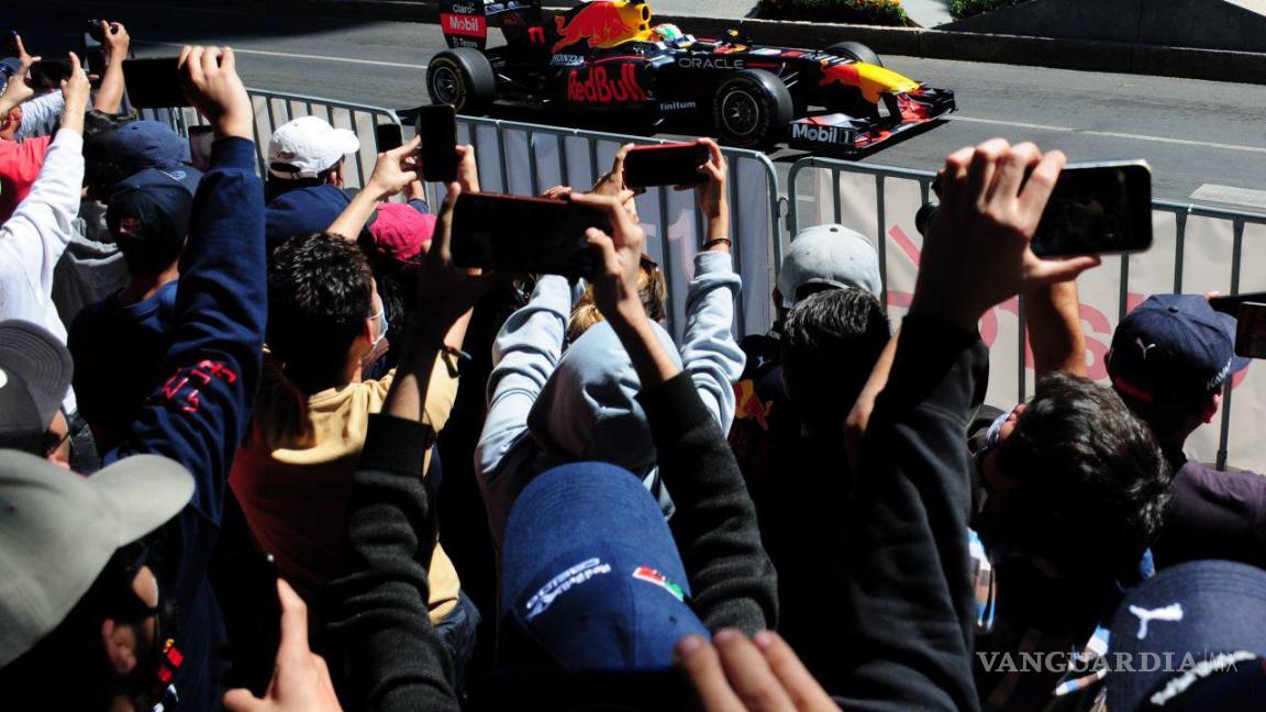 $!Sergio Checo Pérez, piloto mexicano de la Fórmula 1 participó en el Show Run organizado por Red Bull, donde ofreció a los aficionados al automovilismo deportivo tres vueltas sobre Paseo de la Reforma abordo de su monoplaza RV7. Cuartoscuro/Daniel Augusto