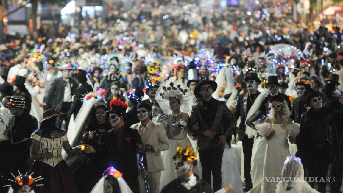$!Miles de personas participaron en la Mega Procesión de Catrinas 2022 la cual partió del Ángel de la Independencia rumbo al Zócalo.