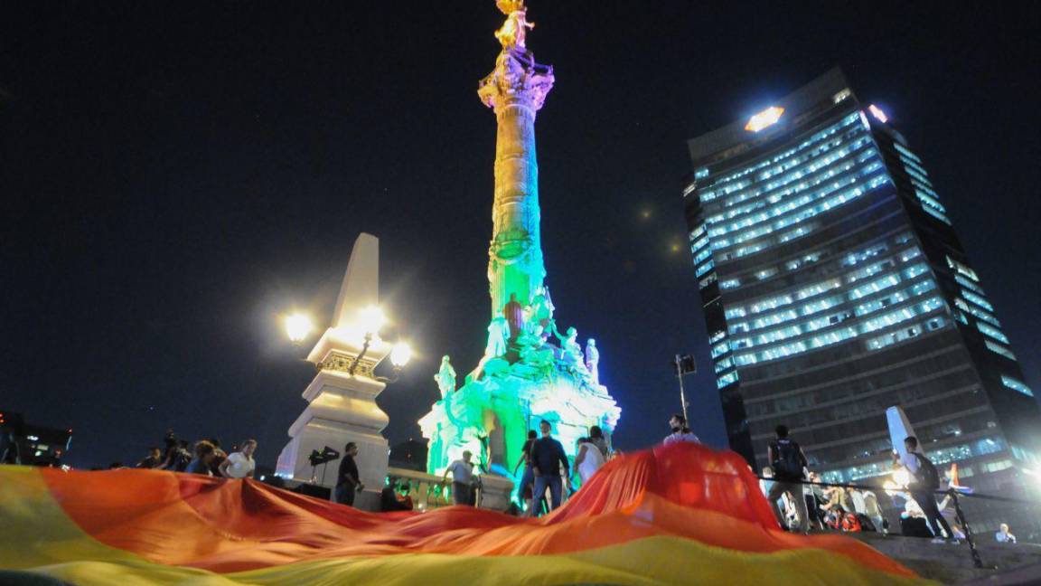 $!Esta noche, el gobierno capitalino iluminó los distintos monumentos de la Ciudad de México para conmemorar el Día Internacional contra la Homofobia.
