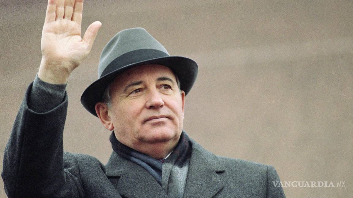 $!El presidente soviético Mikhail Gorbachev saluda en la Plaza Roja durante una celebración del Día de la Revolución, en Moscú el martes 7 de noviembre de 1989.