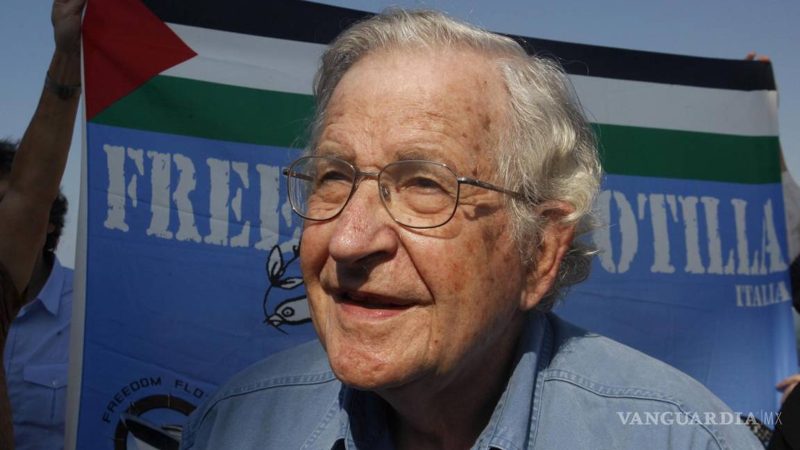 Reportan que el lingüista y activista Noam Chomsky está hospitalizado en Brasil