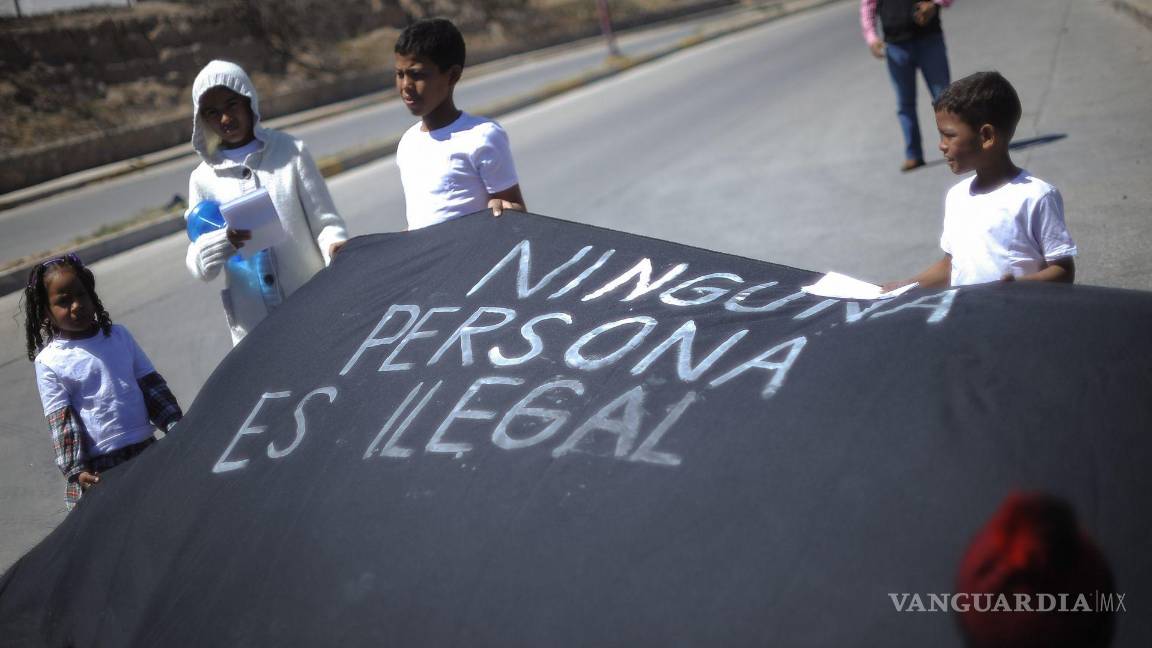 $!Migrantes realizaron una pancarta con la leyenda “Ninguna persona es ilegal”.