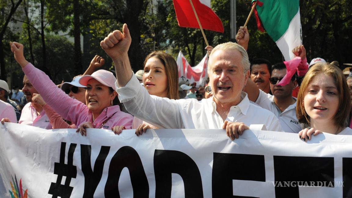 $!Santiago Creel participa en la marcha del Ángel de la Independencia rumbo al Monumento a la Revolución para manifestarse en contra de la Reforma Electoral.
