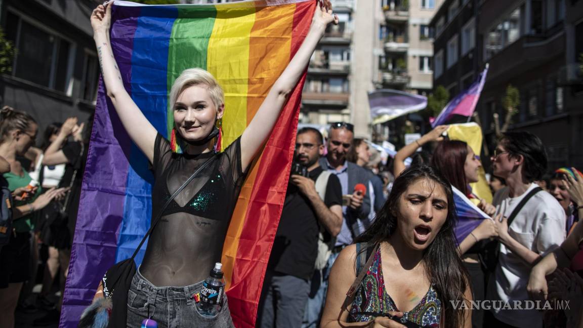 $!Los miembros y simpatizantes de la comunidad LGBT en la Marcha del Orgullo Gay de Estambul, en Estambul.