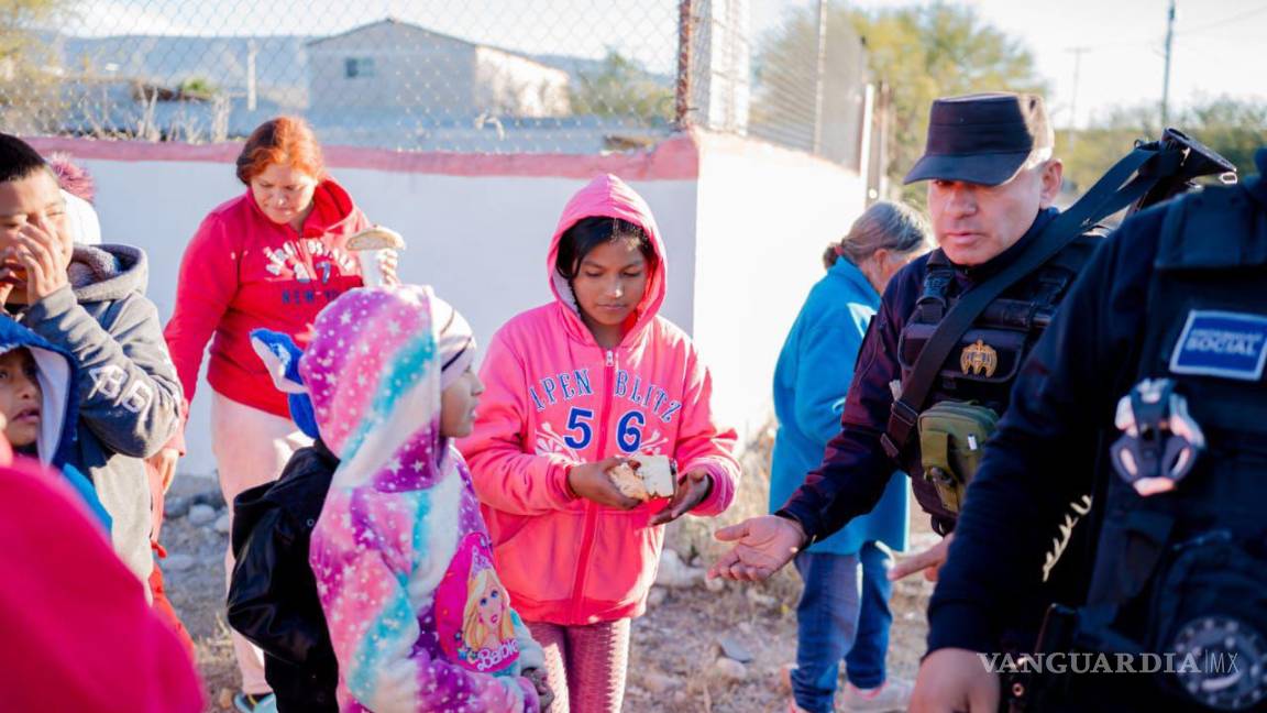 $!Policías de Monclova durante su recorrido por la periferia de la ciudad, en un esfuerzo por estrechar la relación con los vecinos y mitigar el frío invernal.