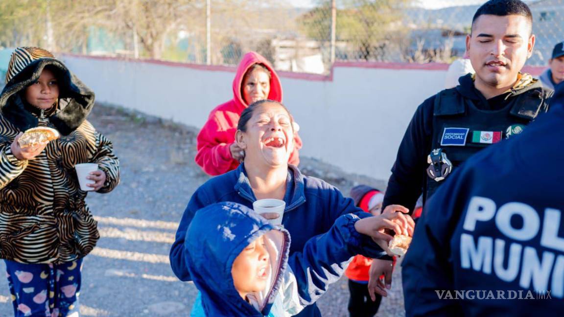 $!Gabriel Santos Martínez, director de la Policía Municipal de Monclova, encabezó la entrega de Rosca de Reyes y bebidas calientes en zonas de difícil acceso, como parte de su visión de una Policía más cercana a la comunidad.