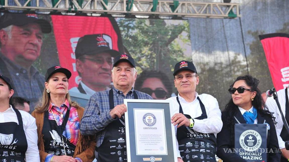 $!El evento fue presidido por el gobernador de Sonora, Alfonso Durazo, quien acompañado de Miguel Torruco, secretario de Turismo, celebró que Hermosillo consagrara como la capital con el Récord Guiness por la Carne Asada Más Grande del Mundo