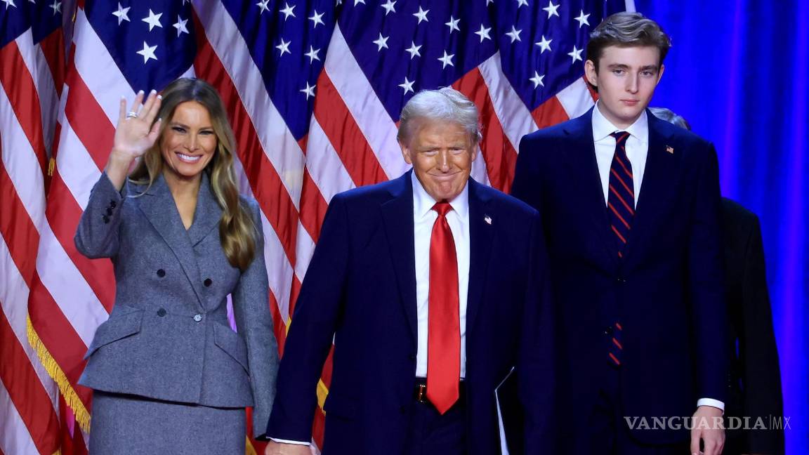 $!Donald Trump, acompañado por su esposa Melania Trump y su hijo Barron Trump en West Palm Beach, Florida.
