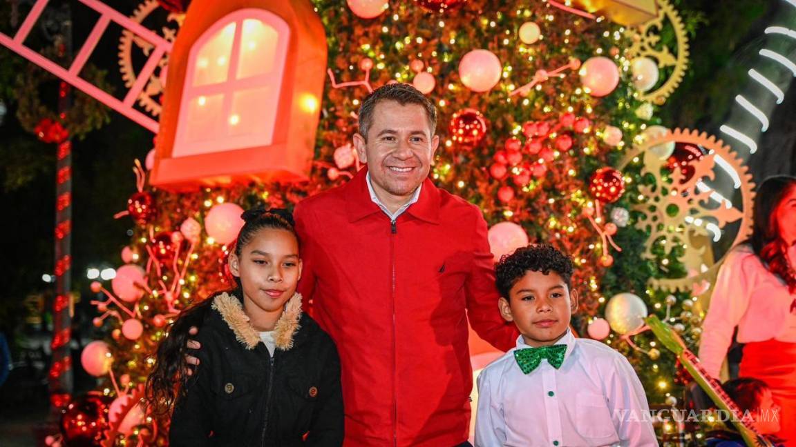 Encienden Pino Navideño en Plaza Principal de San Buenaventura