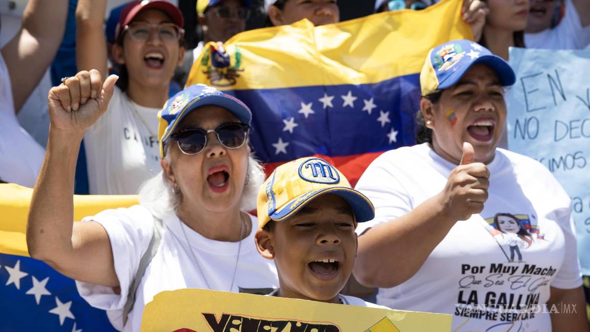$!Venezolanos protestan frente a la embajada tras las elecciones presidenciales en las que el CNE dio como ganador a Nicolás Maduro en Santo Domingo.
