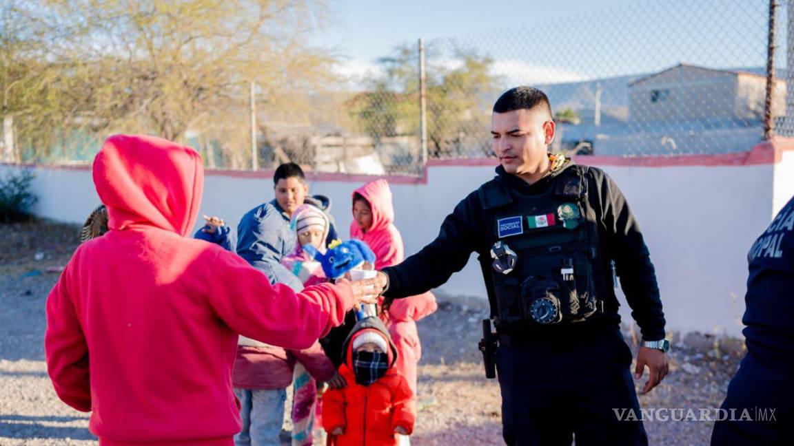 Policía de Monclova lleva Rosca de Reyes y bebidas calientes a la periferia de la ciudad