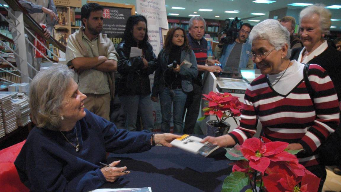 $!17DICIEMBRE2005. La escritora Elena Poniatowska firmó libros en la sucursal de Miguel Ángel de Quevedo del Fondo de Cultura Económica.