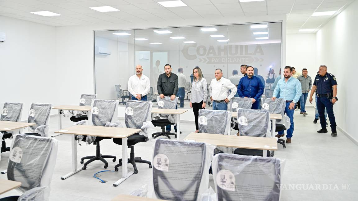 $!El alcalde Carlos Villarreal recorrió las instalaciones del nuevo Centro de Control y Comando, acompañado por autoridades municipales y estatales.