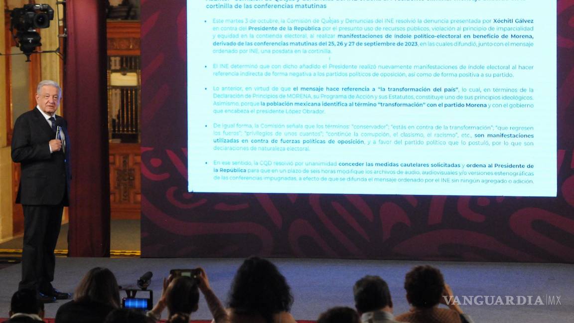 $!Andrés Manuel López Obrador, presidente de México, muestra un mensaje que el Instituto Nacional Electoral le envío a través de la Secretaría de Gobernación sobre mensajes o comentarios que debe omitir durante sus conferencias