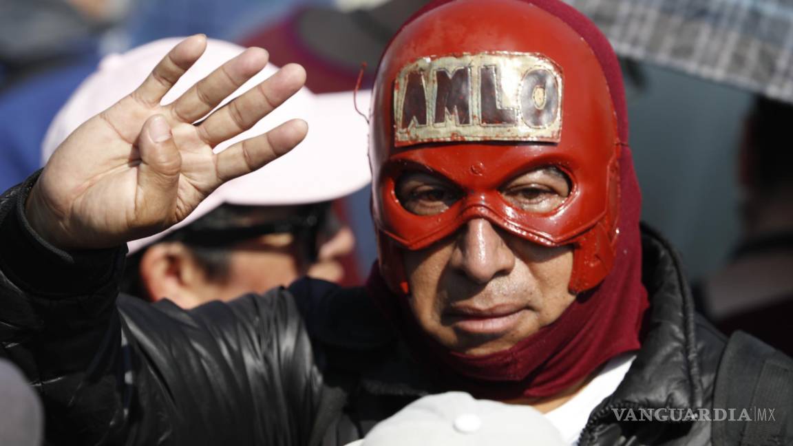 $!Un simpatizantes del presidente de México, Andrés Manuel López Obrador, participan la una marcha en Ciudad de México (México).