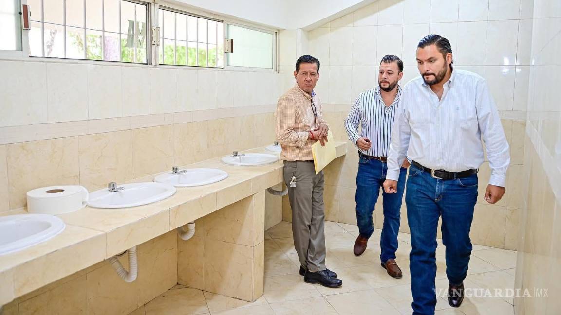 $!Carlos Villarreal supervisa los trabajos junto a su equipo de gobierno.