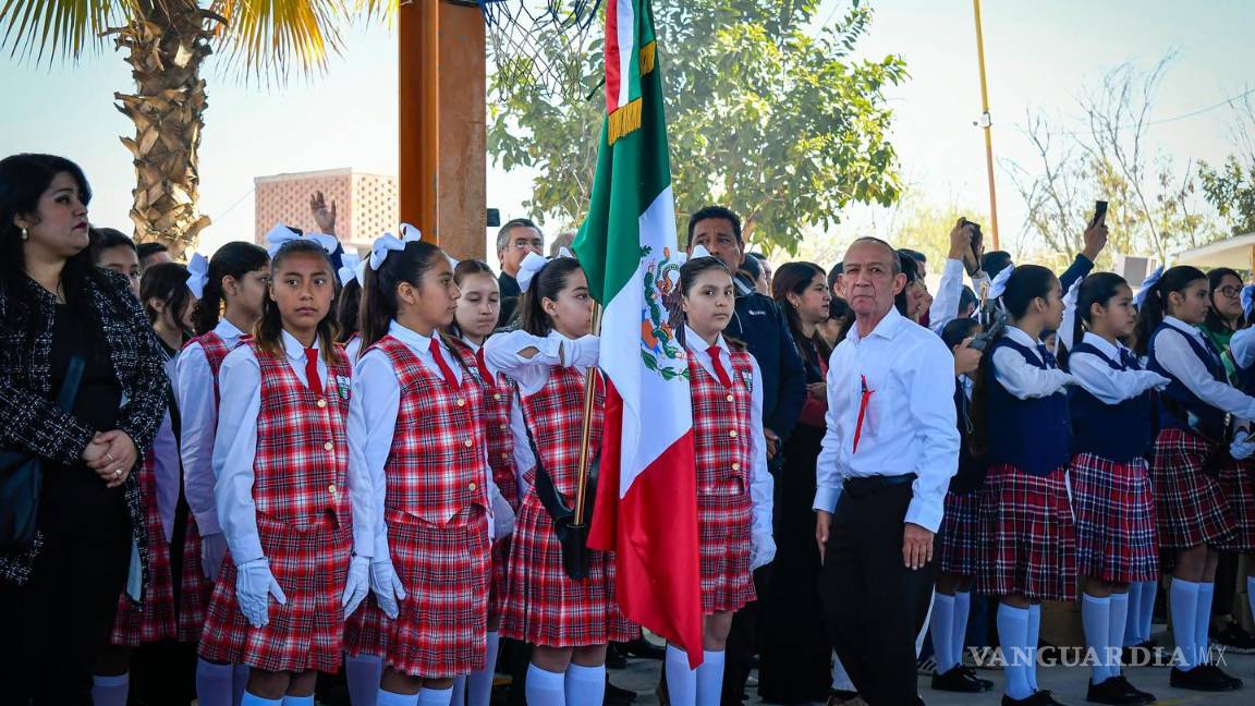 Monclova honra la bandera con acto cívico y renueva símbolos patrios en escuelas