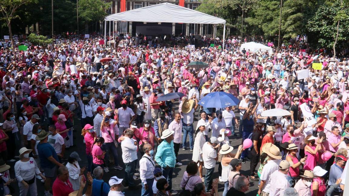 $!Miles de ciudadanos marcharon esta mañana desde el sitio conocido como El Calvario hasta la Plaza de Armas en Cuernavaca en defensa del INE.