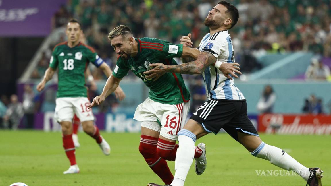 $!Nicolas Otamendi (d) de Argentina disputa un balón con Hector Herrera de México.