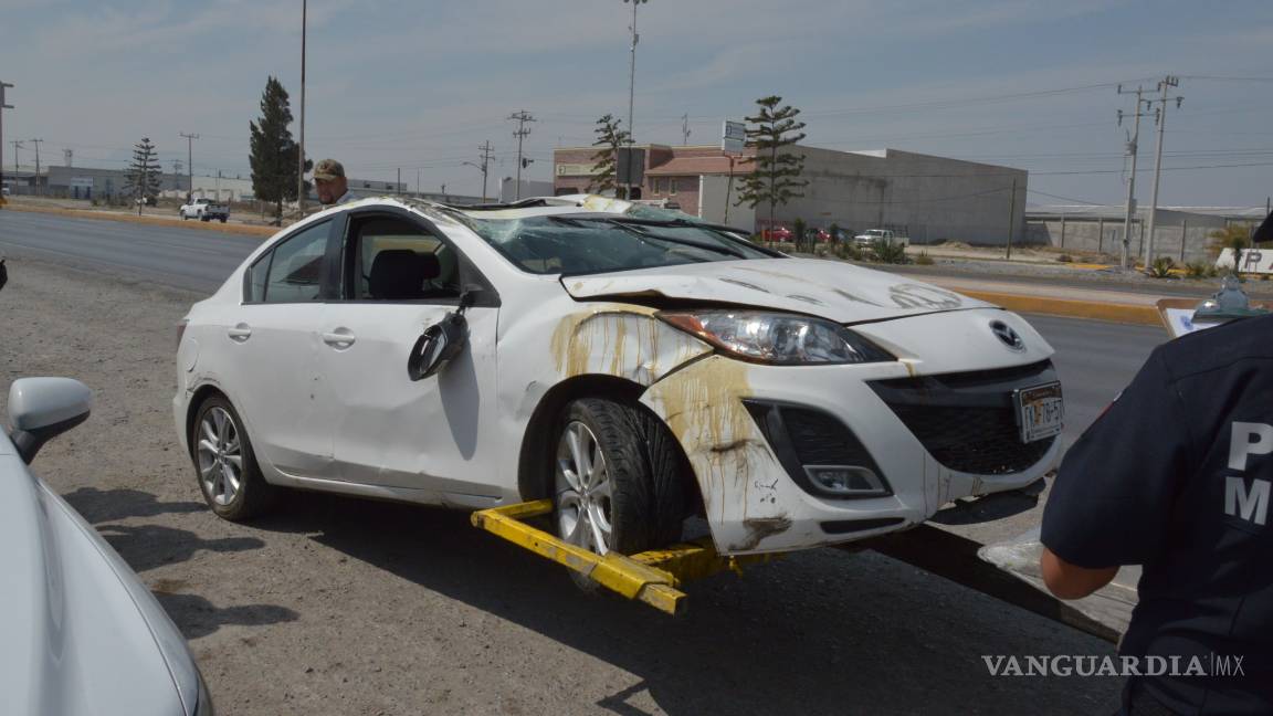 $!Choque y volcadura dejan a conductor lesionado; otro conductor resulta ileso