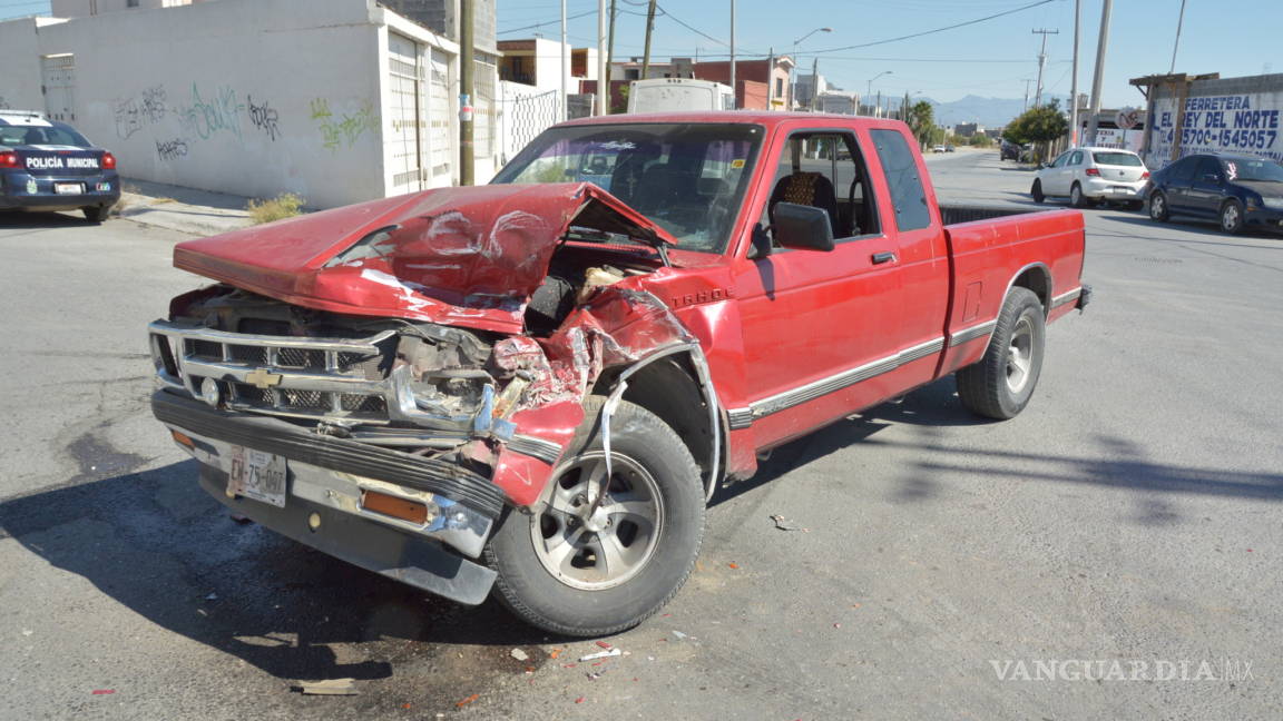 Por ir a exceso de velocidad, chofer de ruta urbana causa accidente en Saltillo