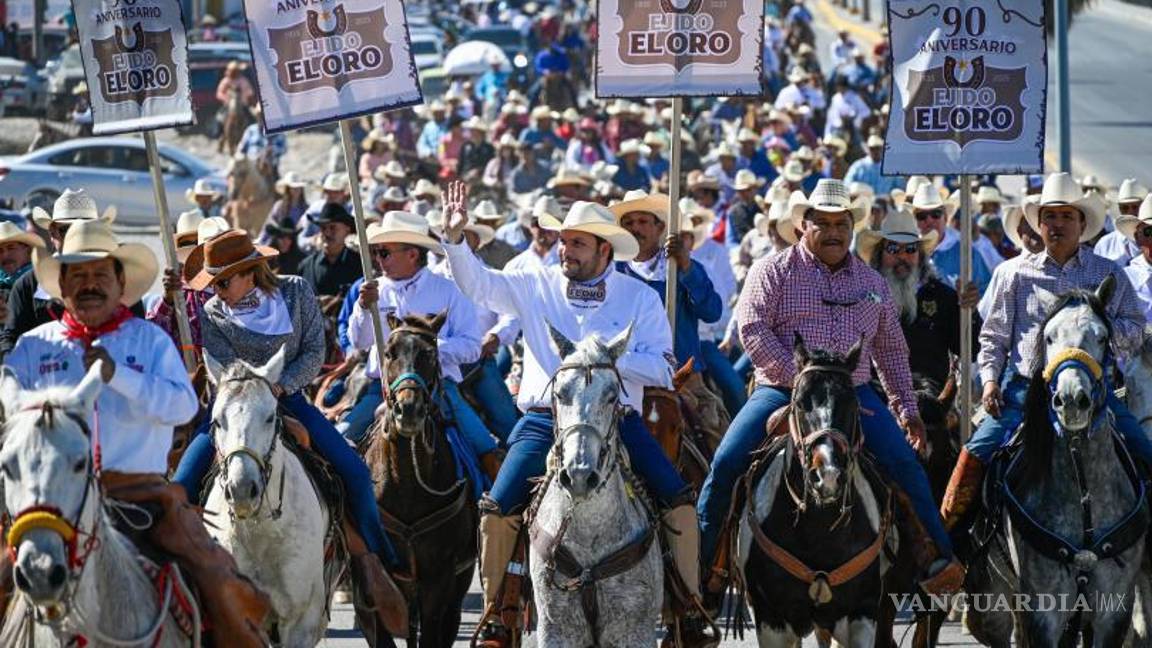 $!El alcalde de Monclova, Carlos Villarreal Pérez, durante la tradicional Cabalgata del ejido El Oro, acompañado de autoridades regionales.