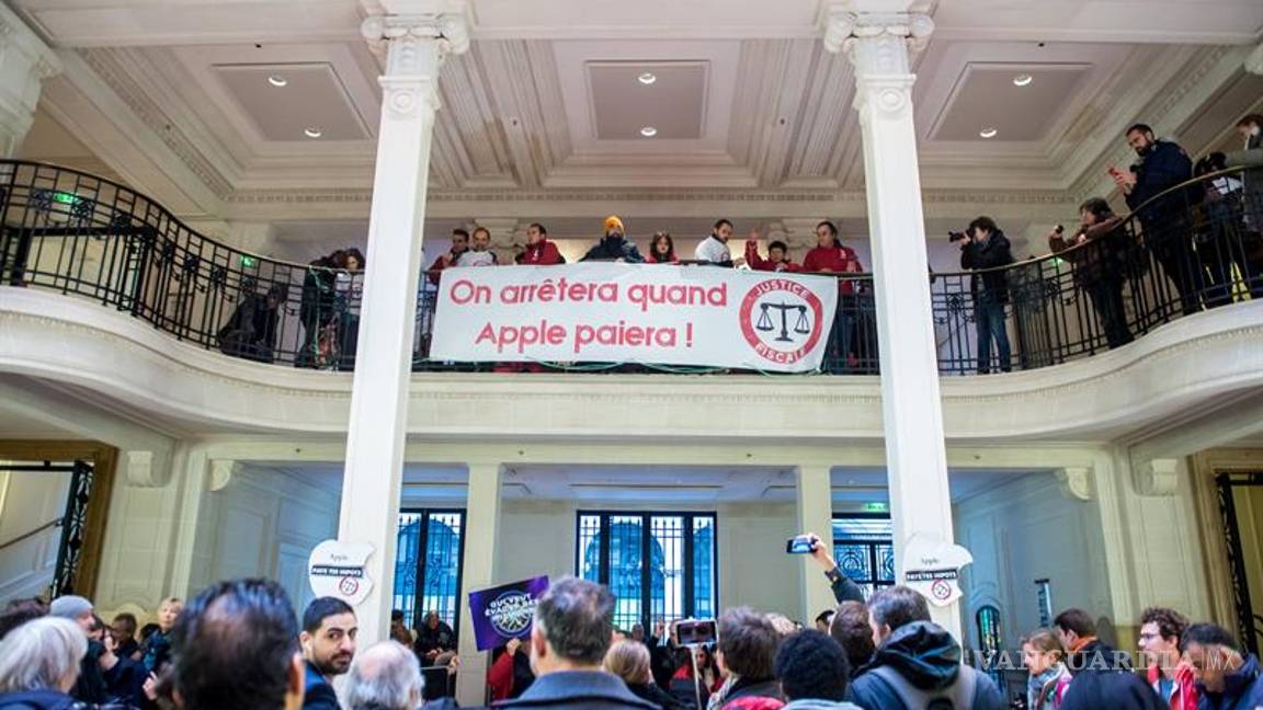 $!Ocupan una tienda de Apple en París para denunciar la evasión fiscal