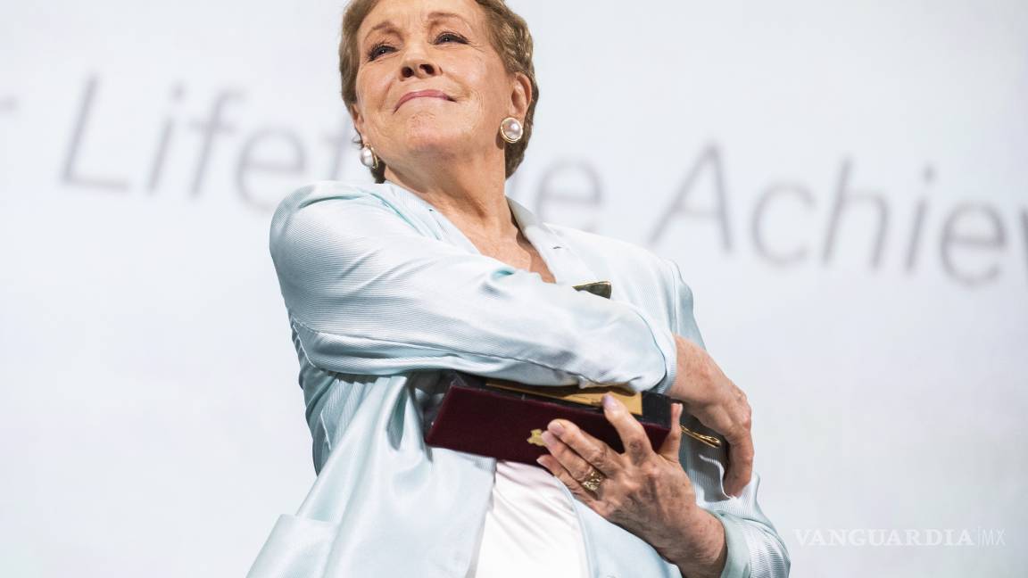 Julie Andrews recibe muy emocionada el León de Oro honorífico en Venecia