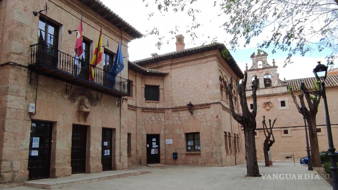 $!El ayuntamiento de El Toboso, con el convento de las Trinitarias, de estilo herreriano, al fondo. EFE/Amalia González Manjavacas