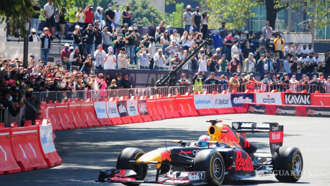 $!Sergio Checo Pérez, piloto mexicano de la Fórmula 1 participó en el Show Run organizado por Red Bull, donde ofreció a los aficionados al automovilismo deportivo tres vueltas sobre Paseo de la Reforma abordo de su monoplaza RV7. Cuartoscuro/Daniel Augusto