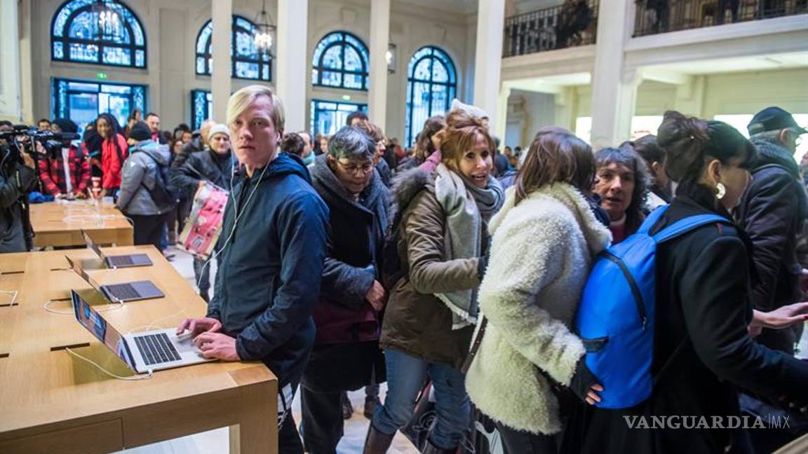 $!Ocupan una tienda de Apple en París para denunciar la evasión fiscal