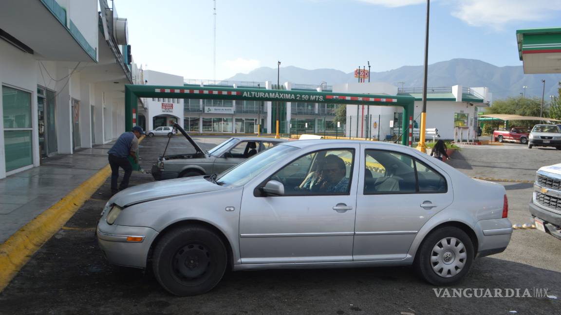 $!Tránsito detiene a pareja que tenía sexo en su auto, en calle de Saltillo