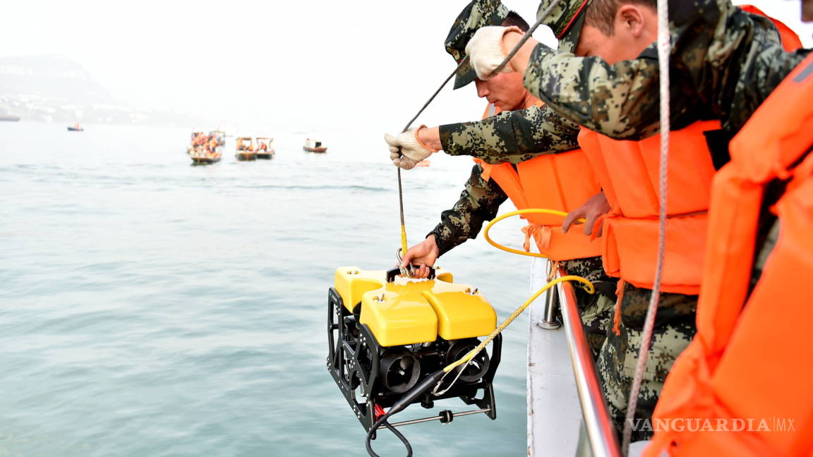Robots submarinos buscan en un río de China a un autobús de pasajeros hundido