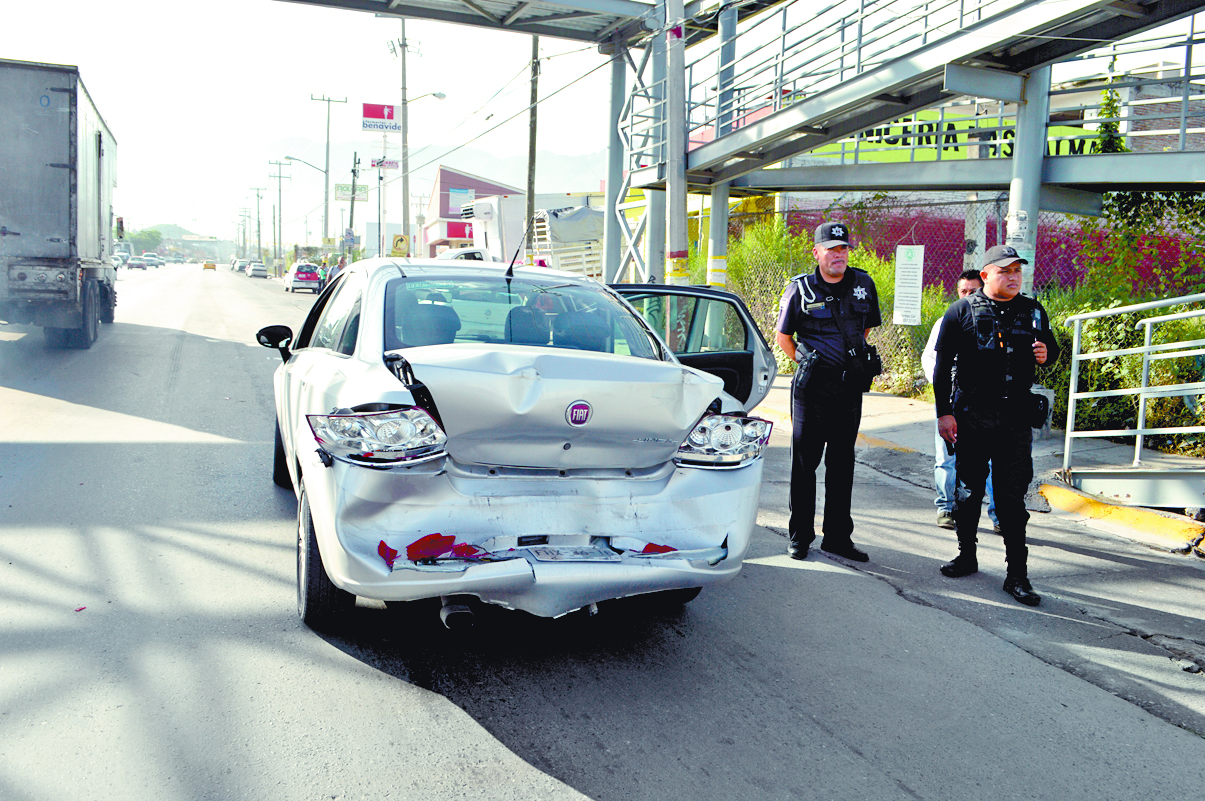 Camionero impacta por detrás un auto en Otilio