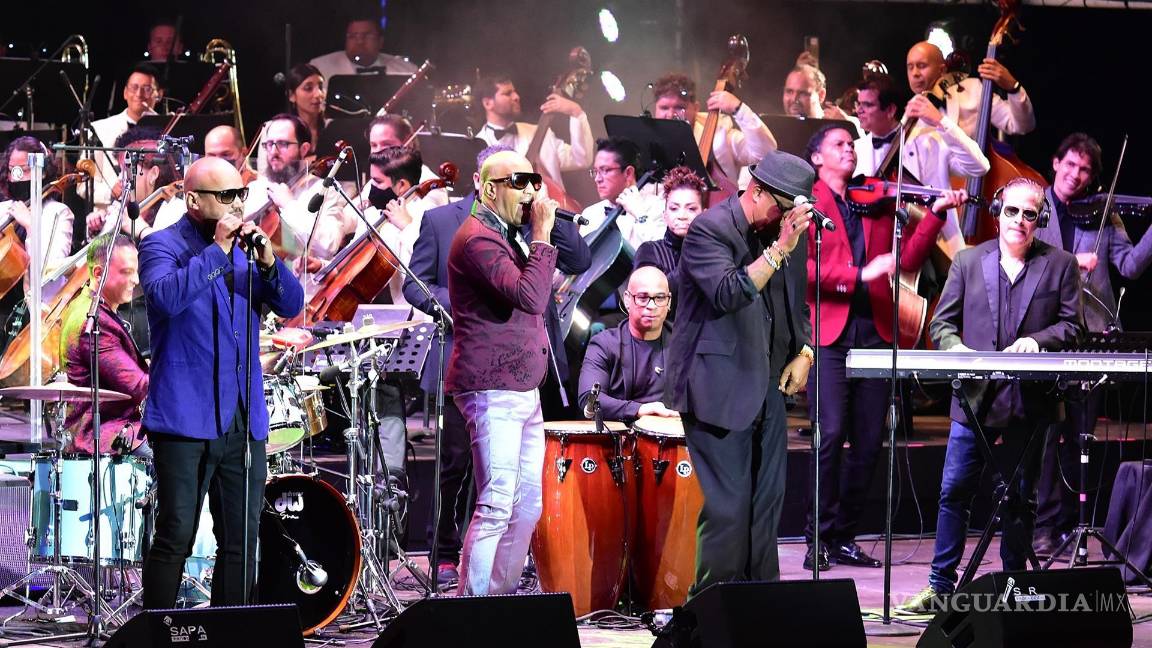 $!La agrupación de son cubano Formell y Los Van Van (frente) y la Orquesta Filarmónica del Desierto de Coahuila (atrás), durante la inauguración del 49 Festival Internacional Cervantino en el estado de Guanajuato (México). EFE/Luis Ramírez