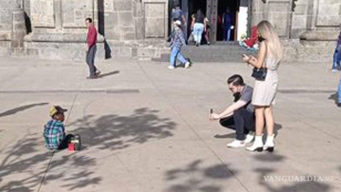 Exhiben a 'whitexicans' por fotografiar a niño que pedía limosna en Guadalajara