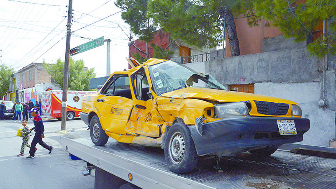Camión de transporte arrastra y destroza taxi, en Ciudad Las Torres