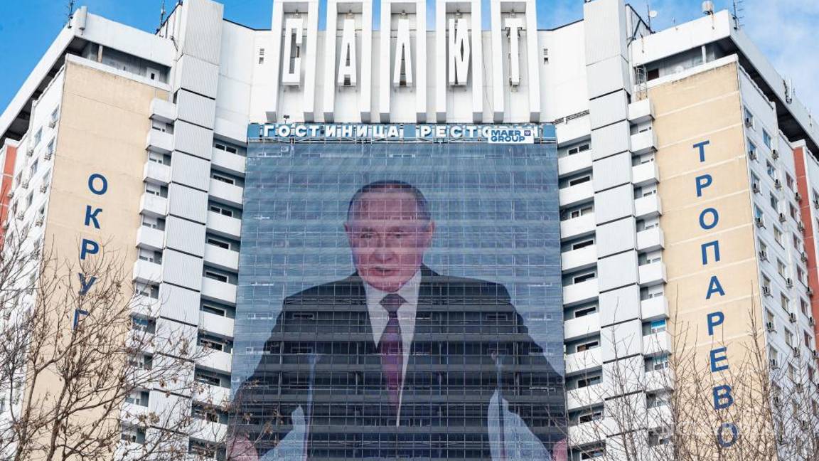 $!Una imagen de Vladímir Putin es proyectada en la fachada de un hotel, dando su discurso anual sobre el estado de la nación en Moscú, Rusia.