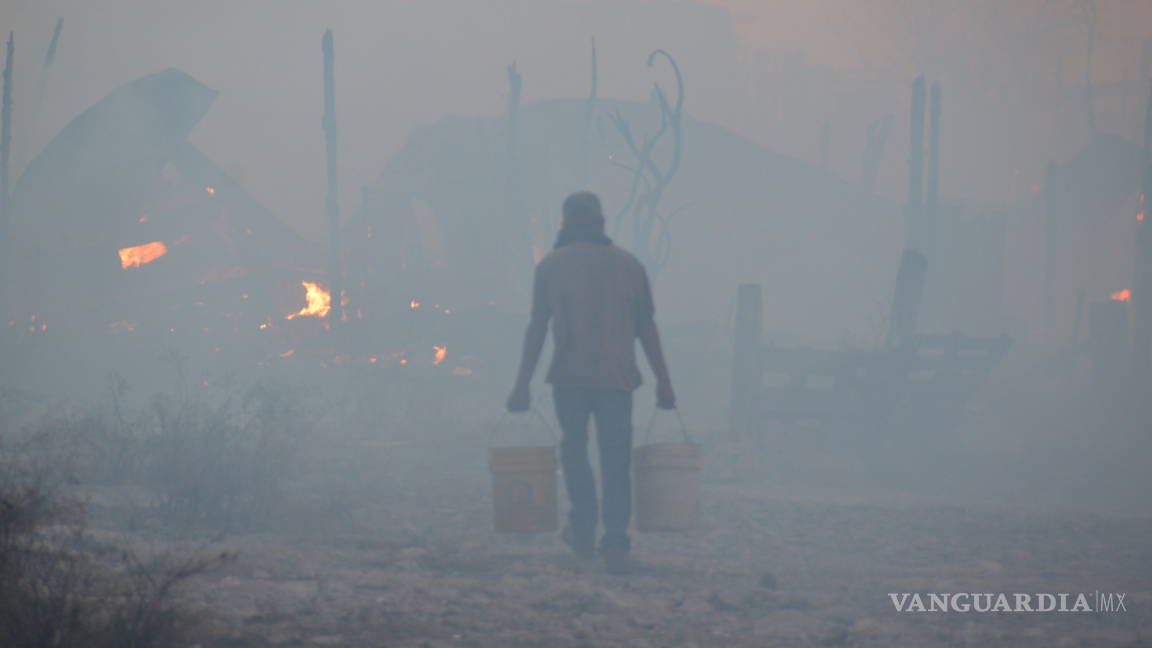 En Saltillo incendio arrasa con las viviendas de más de 18 familias