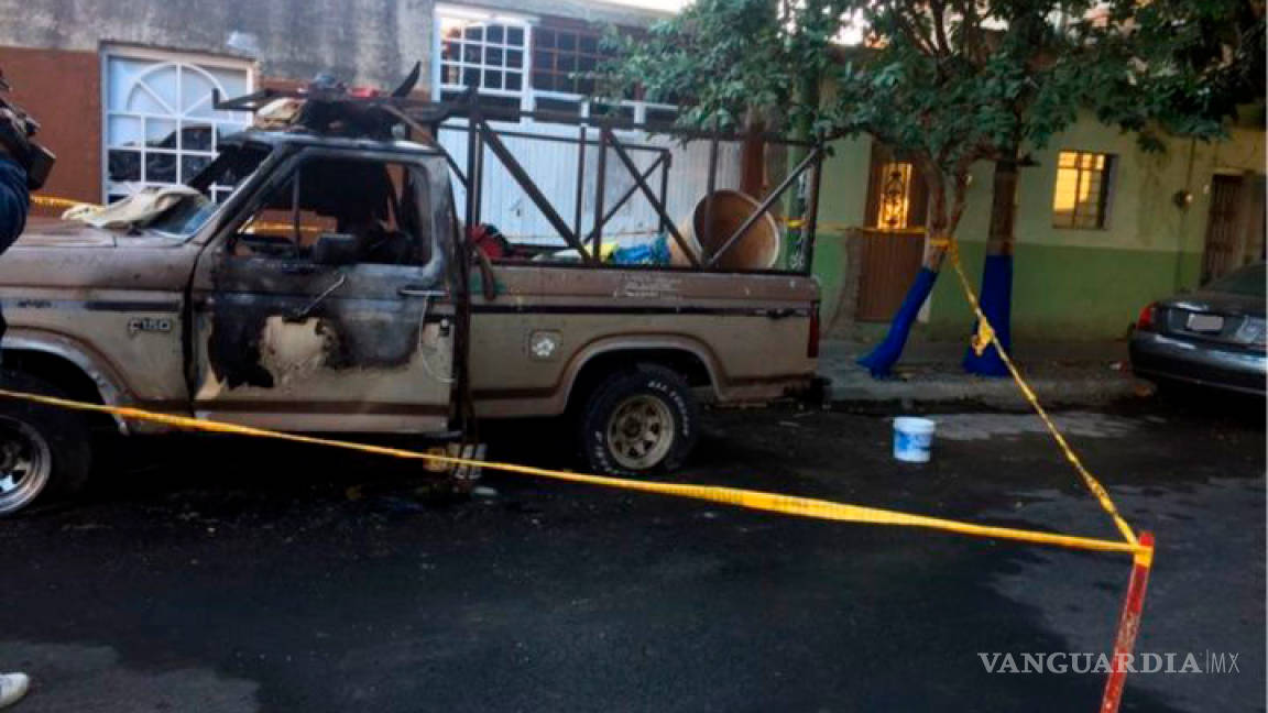 Prenden fuego a camioneta abandonada donde dormía indigente