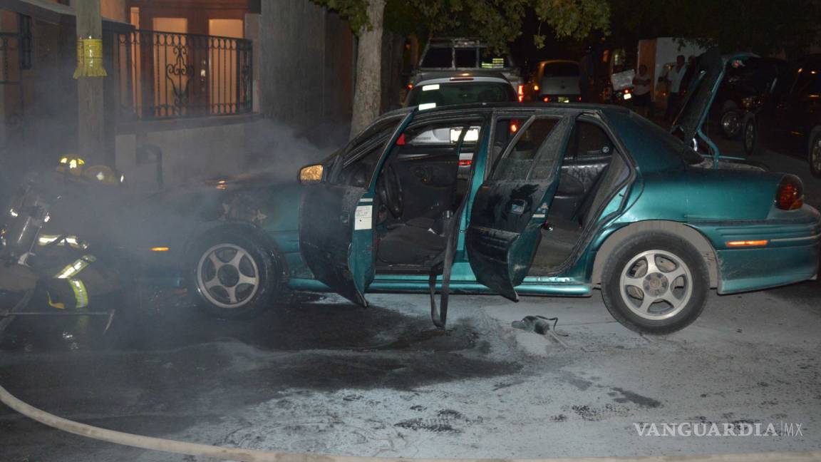 Madre salva a sus hijos tras incendiarse su auto en Saltillo