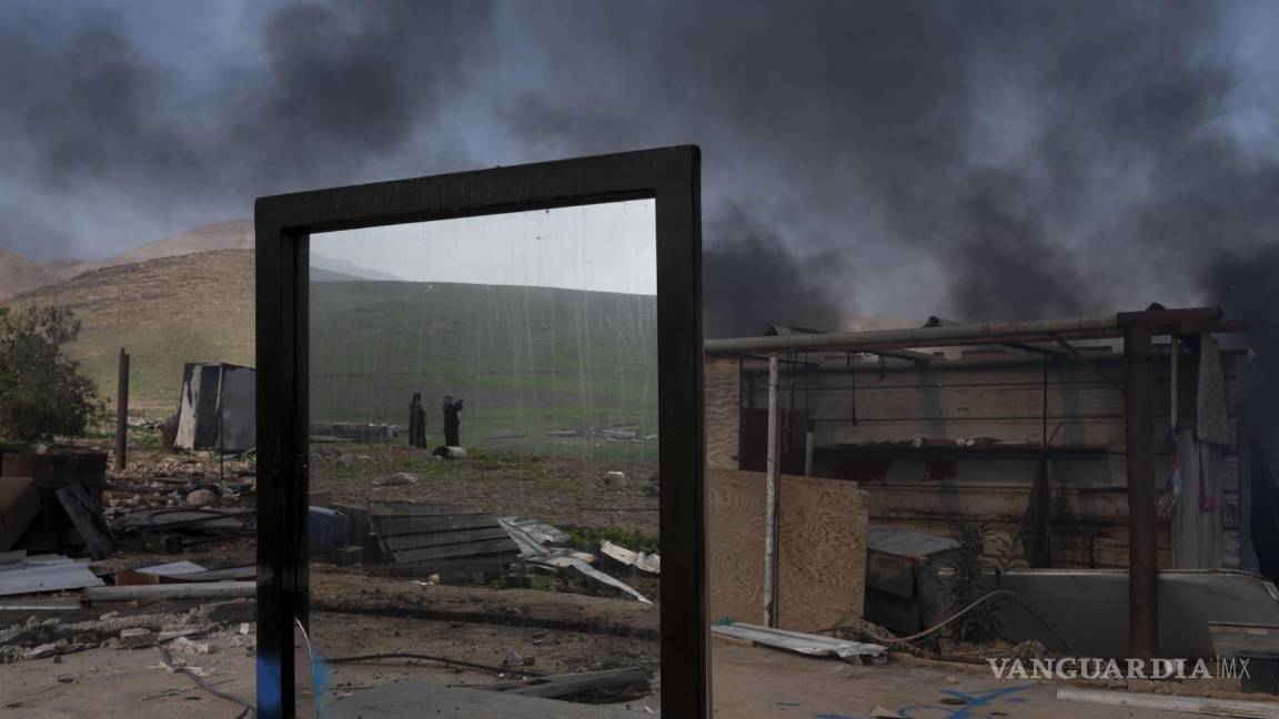 $!Palestinos beduinos durante el desalojo de sus viviendas en la localidad cisjordana de Ras Ein Al Auja. Ya no queda nada de lo que fue la aldea palestina de pastores.