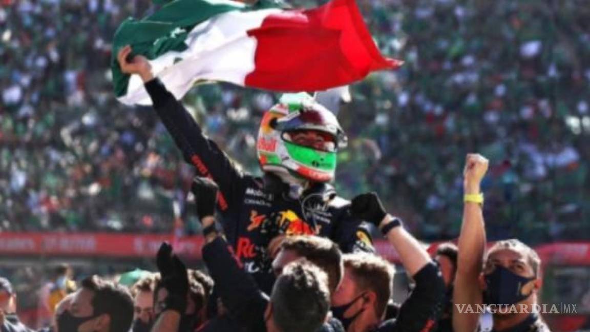 $!‘Checo Pérez’ pasó a la historia como el primer piloto mexicano en subir al podio en nuestro país tras quedar en el tercer puesto por debajo de Max Verstappen y Lewis Hamilton. FOTO: AP