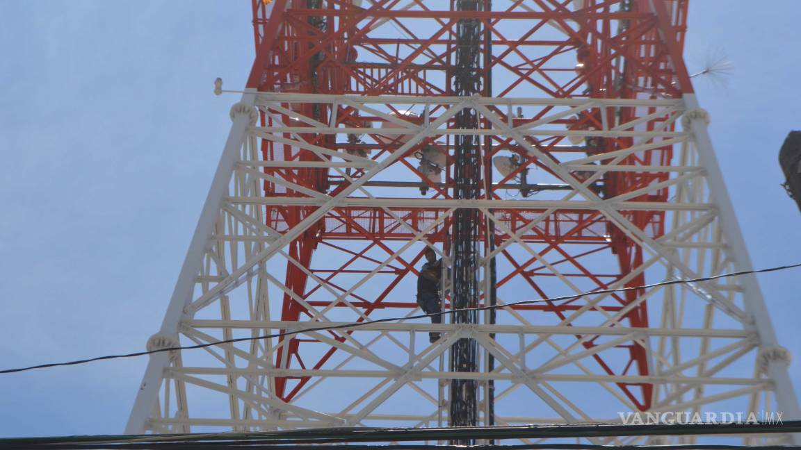 $!Reparaba antena y le da ataque a 20 metros de altura en Saltillo